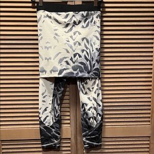 Unique Lululemon Skirted Back Seam Legging, Size 2